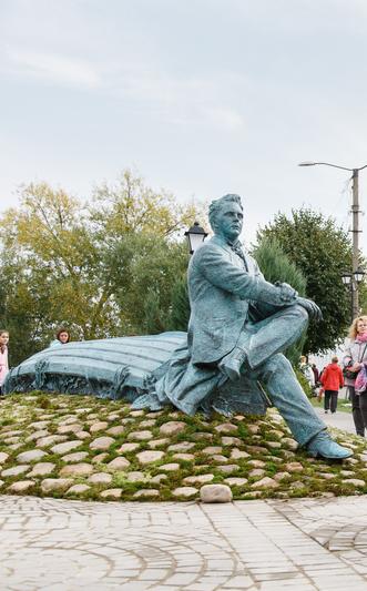 Памятник Федору Шаляпину установлен в Плесе на Набережной