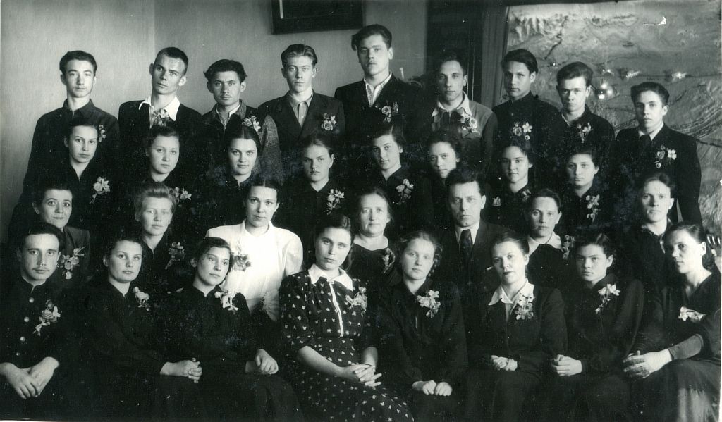 034 Выпуск 1953 г. 10А класс. Ефремов справа во втором ряду.jpg
