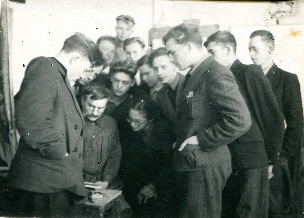 013 Ивановское художественное училище, студенты слушают И. Н. Нефедова 1948 г.jpg
