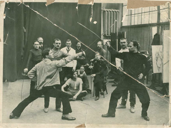 Петр Дмитриевич в Академии Художеств (с рапирой слева).Фотография 1910 г..png